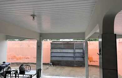 Imagem: A casa possui 4 Dormitórios, 2 Banheiros, 2 Vagas na garagem