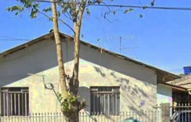 Imagem: A casa possui 2 Dormitórios, 1 Banheiro, 1 Vaga na garagem