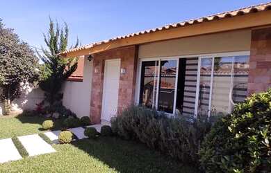 Imagem: A casa possui 3 Dormitórios, 2 Banheiros, 2 Vagas na garagem