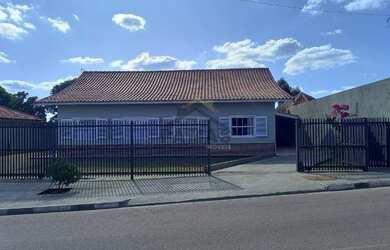 Imagem: A casa possui 4 Dormitórios, 3 Banheiros, 4 Vagas na garagem