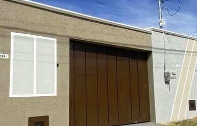 Imagem: A casa possui 2 Dormitórios, 2 Banheiros, 2 Vagas na garagem