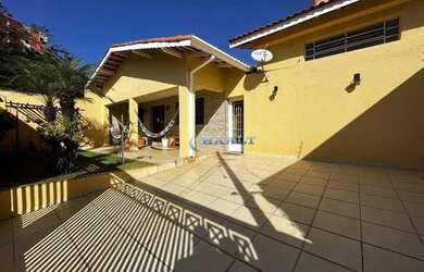 Imagem: A casa possui 3 Dormitórios, 2 Banheiros, 3 Vagas na garagem