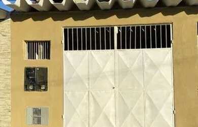 Imagem: A casa possui 1 Dormitório, 1 Banheiro, 1 Vaga na garagem