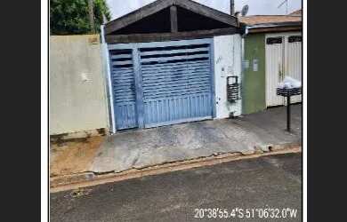 Imagem: A casa à venda possui 2 Dormitórios, 1 Banheiro, 1 Vaga na