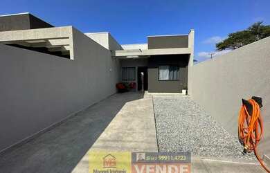 Imagem: A casa possui 3 Dormitórios, 2 Banheiros, 3 Vagas na garagem