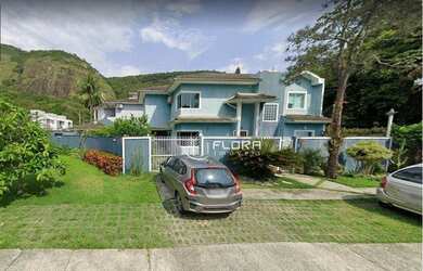 Imagem: A casa possui 4 Dormitórios, 4 Banheiros, 3 Vagas na garagem