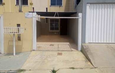 Imagem: A casa possui 2 Dormitórios, 1 Banheiro, 2 Vagas na garagem