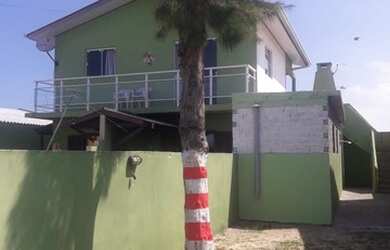 Imagem: A casa possui 2 Dormitórios e 2 Vagas na garagem e está localizado