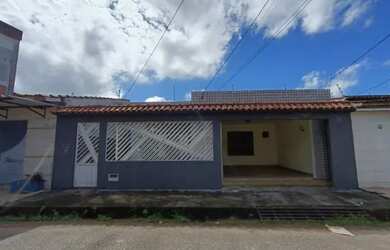 Imagem: A casa possui 3 Dormitórios, 3 Banheiros, 1 Vaga na garagem