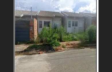 Imagem: A casa possui 2 Dormitórios, 1 Banheiro, 1 Vaga na garagem