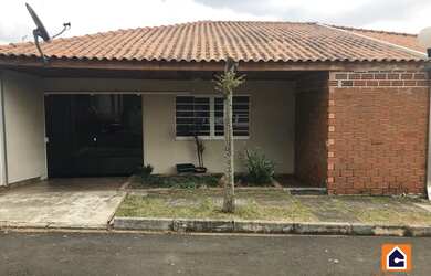 Imagem: A casa possui 3 Dormitórios, 1 Banheiro, 3 Vagas na garagem