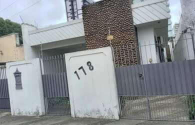 Imagem: A casa possui 5 Dormitórios, 3 Banheiros, 2 Vagas na garagem