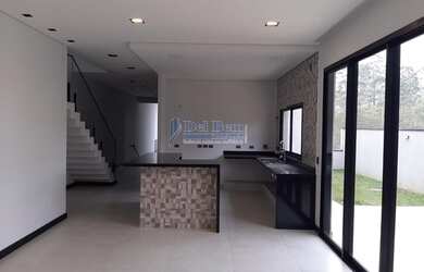 Imagem: A casa possui 4 Dormitórios, 5 Banheiros, 4 Vagas na garagem