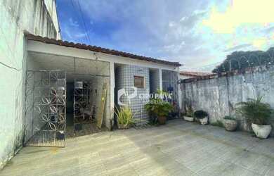 Imagem: A casa possui 3 Dormitórios, 2 Banheiros, 3 Vagas na garagem