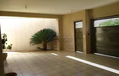 Imagem: A casa possui 3 Dormitórios, 3 Banheiros, 2 Vagas na garagem