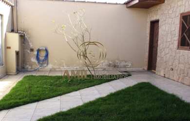 Imagem: A casa possui 5 Dormitórios, 4 Banheiros, 4 Vagas na garagem