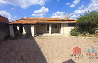 Imagem: A casa possui 3 Dormitórios, 2 Banheiros, 4 Vagas na garagem