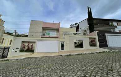 Imagem: A casa possui 4 Dormitórios, 5 Banheiros e 360m² de Área