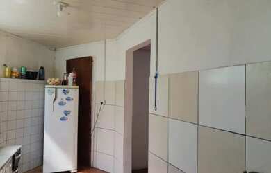 Imagem: A casa possui 2 Dormitórios, 1 Banheiro, 2 Vagas na garagem