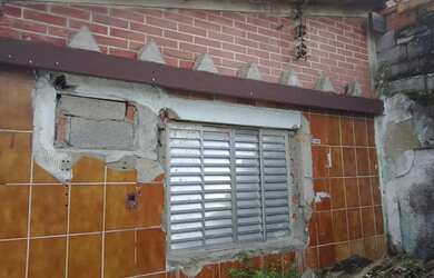 Imagem: A casa possui 2 Dormitórios, 2 Banheiros, 1 Vaga na garagem