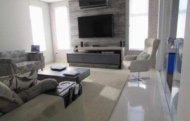 Imagem: A casa possui 4 Dormitórios, 5 Banheiros, 4 Vagas na garagem