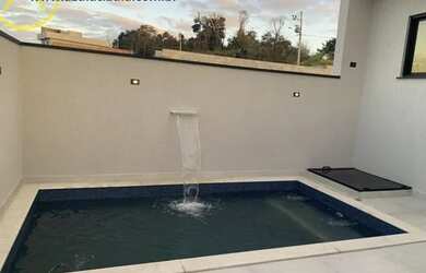 Imagem: A casa possui 3 Dormitórios, 2 Banheiros, 2 Vagas na garagem