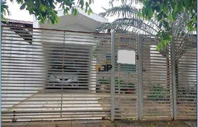 Imagem: A casa possui 3 Dormitórios, 2 Banheiros, 1 Vaga na garagem