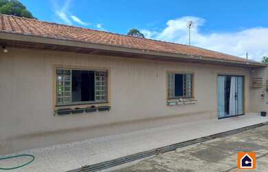 Imagem: A casa possui 3 Dormitórios, 2 Banheiros, 2 Vagas na garagem