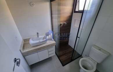 Imagem: A casa possui 3 Dormitórios, 2 Banheiros, 2 Vagas na garagem