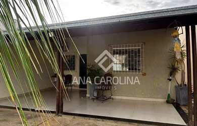 Imagem: A casa possui 3 Dormitórios, 1 Banheiro, 2 Vagas na garagem