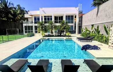 Imagem: A casa possui 5 Dormitórios, 4 Banheiros, 2 Vagas na garagem