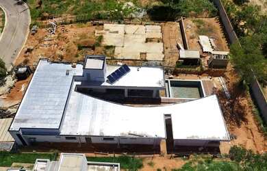 Imagem 8: Casa de condomínio para venda possui 381 metros quadrados com 4 quartos