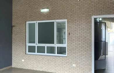 Imagem: A casa possui 2 Dormitórios, 2 Banheiros, 1 Vaga na garagem