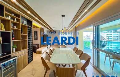 Imagem: O apartamento possui 4 Dormitórios, 5 Banheiros, 3 Vagas na