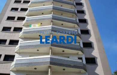 Imagem: O apartamento possui 4 Dormitórios, 2 Banheiros, 2 Vagas na