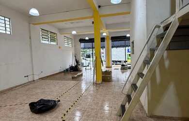 Imagem: O depósito possui 5 Vagas na garagem, 150m² de Área e está