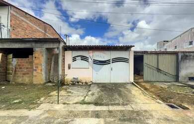 Imagem: A casa possui 2 Dormitórios, 1 Banheiro, 1 Vaga na garagem