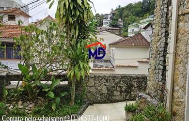 Imagem: A casa possui 4 Dormitórios, 1 Banheiro, 5 Vagas na garagem