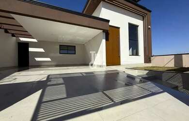 Imagem: A casa possui 3 Dormitórios, 1 Banheiro, 2 Vagas na garagem