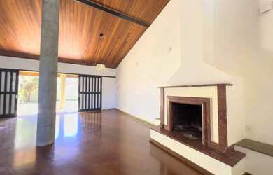 Imagem: A casa possui 3 Dormitórios, 4 Banheiros, 4 Vagas na garagem