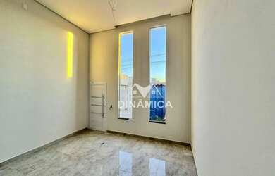 Imagem: A casa possui 3 Dormitórios, 2 Banheiros, 3 Vagas na garagem