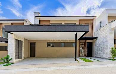 Imagem: A casa possui 4 Dormitórios, 5 Banheiros, 4 Vagas na garagem