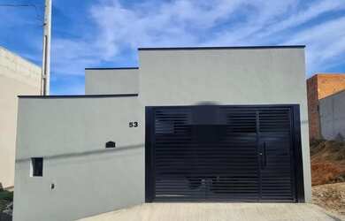 Imagem: A casa possui 2 Dormitórios, 2 Banheiros, 2 Vagas na garagem