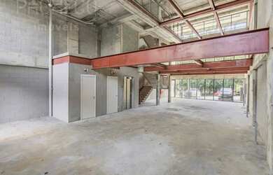 Imagem: O depósito possui 4 Vagas na garagem, 453m² de Área, Imóvel