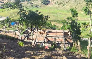 Imagem: A casa possui 3 Dormitórios, 2 Banheiros, 1 Vaga na garagem