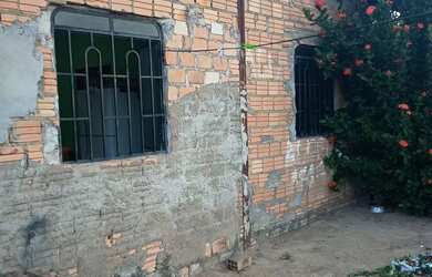 Imagem: A casa possui 2 Dormitórios, 1 Banheiro e 2 Vagas na garagem