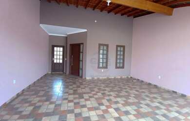 Imagem: A casa possui 3 Dormitórios, 2 Banheiros, 2 Vagas na garagem