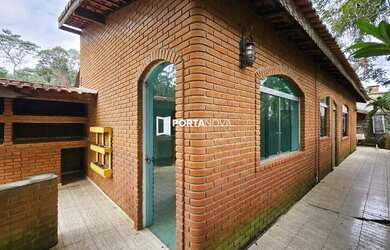 Imagem: A casa possui 2 Dormitórios, 2 Banheiros, 3 Vagas na garagem