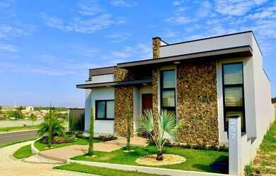 Imagem: A casa em condomínio possui 3 Dormitórios, 3 Banheiros, 2