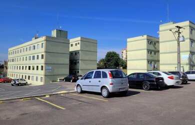 Imagem: O apartamento possui 2 Dormitórios, 1 Banheiro, 1 Vaga na garagem